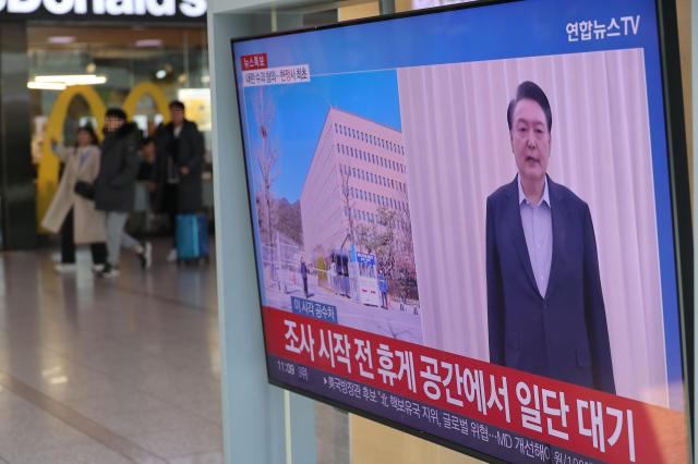 고위공직자범죄수사처공수처와 경찰이 윤석열 대통령에 대한 2차 체포영장 집행에 나선 15일 오전 서울역에 관련 뉴스가 나오고 있다사진연합뉴스