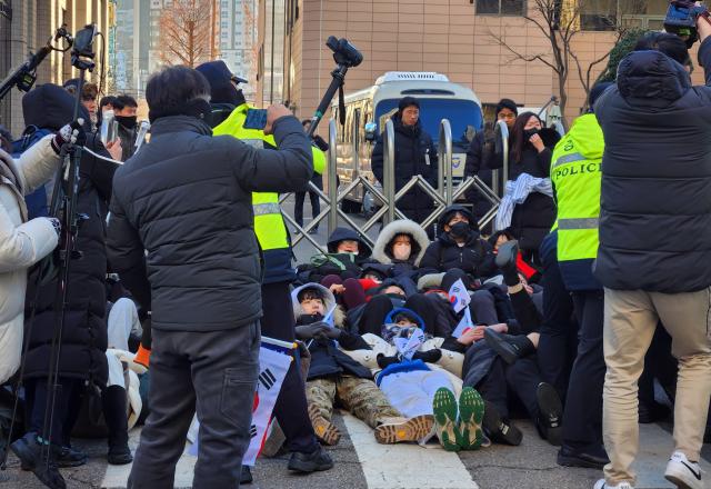 윤석열 대통령 구속영장 심사가 열릴 예정인 18일 오전 서울 마포구 서부지법 앞에서 경찰이 점거 농성 중인 윤 대통령 지지자들을 해산시키고 있다 사진연합뉴스