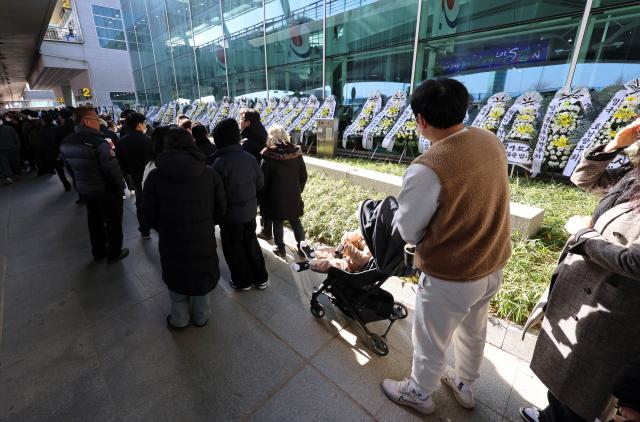 1일 전남 무안군 무안국제공항에서 제주항공 여객기 참사 희생자 합동분향소로 향하는 시민들의 줄이 청사 밖으로 이어지고 있다 사진연합뉴스