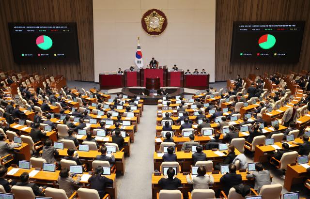 17일 밤 속개된 국회 본회의에서 윤석열 정부의 내란외환 행위의 진상규명을 위한 특별검사 임명 등에 관한 법률안에 대한 수정안이 야당 주도로 통과되고 있다 사진연합뉴스