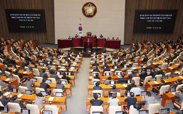 17일 밤 속개된 국회 본회의에서 윤석열 정부의 내란ㆍ외환 행위의 진상규명을 위한 특별검사 임명 등에 관한 법률안에 대한 수정안이 상정되고 있다 더불어민주당 박성준 의원이 제안설명을 하고 있다 사진연합뉴스