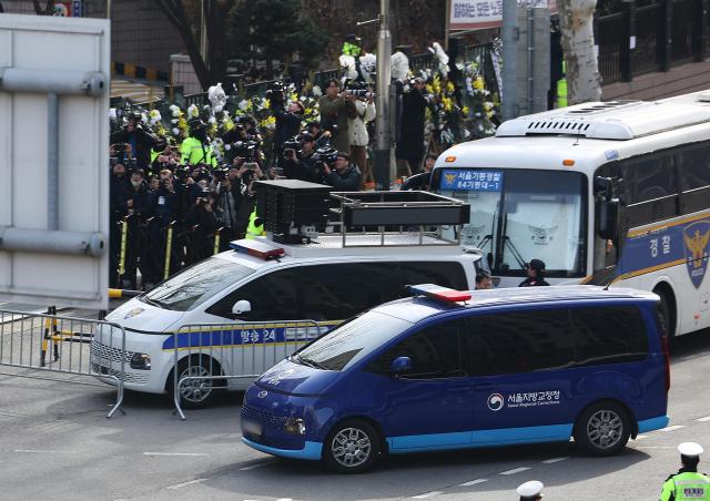 A justice ministry vehicle blue carrying President Yoon Suk Yeol arrives at the Seoul Western District Court on Jan 18 2025 Yonhap