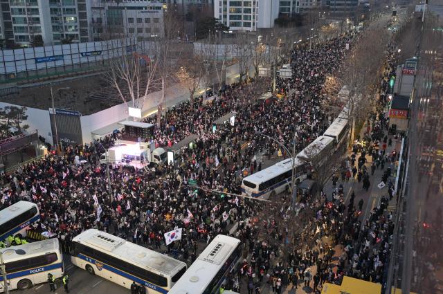 Supporters of President Yoon Suk Yeol rally outside the Seoul Western District Court on Jan 18 2025 Yonhap
