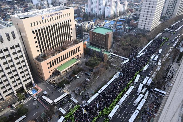 Supporters of President Yoon Suk Yeol rally outside the Seoul Western District Court on Jan 18 2025 Yonhap