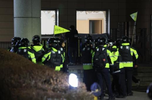 Yoons supporters storm Seoul court following court approval of arrest