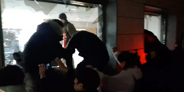 Protesters shatter windows of the Seoul Western District Court on Jan 19 2025 Captured from YouTube channel RockWork Broadcasting TV
