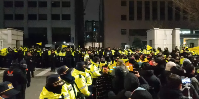 Supporters in confrontation with the police at the Seoul Western Distrouct Court on Jan 19 2025
