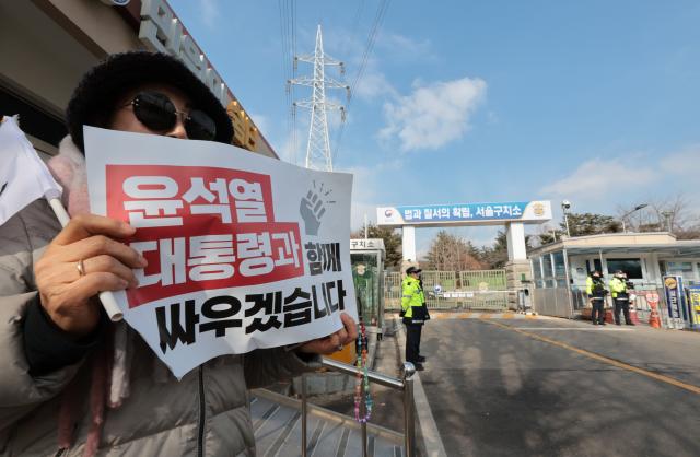 고위공직자범죄수사처가 내란 우두머리 및 직권남용 권리행사 방해 혐의를 받는 윤석열 대통령에게 출석 조사를 통보한 19일 오후 윤 대통령이 구속 수감 중인 경기도 의왕시 서울구치소 앞에서 윤 대통령 지지자들이 구호를 외치고 있다 사진연합뉴스