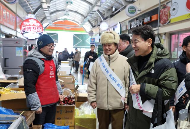 세계적인 겨울축제인 산천어축제가 펼쳐지는 화천군을 지난 18일 방문한 김진태 강원도지사가 화천시장에서 장을 보며 민생 현장의 목소리를 듣고 있다 사진연합뉴스
