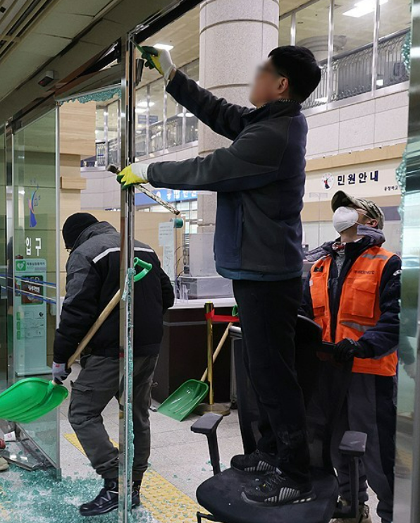 19일 윤 대통령이 구속되고 지지자들 난입으로 파손된 서부지법 사진연합뉴스