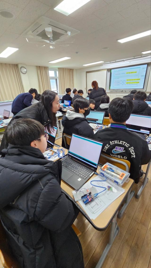 KAIST-충남 내포 과학교육봉사 모습사진충남도