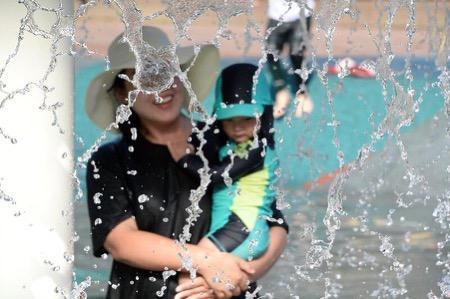 강원 양구군의 국토정중앙 양구 배꼽축제에서는 다양한 물놀이로 더위를 식힐 수 있다사진박종석 기자