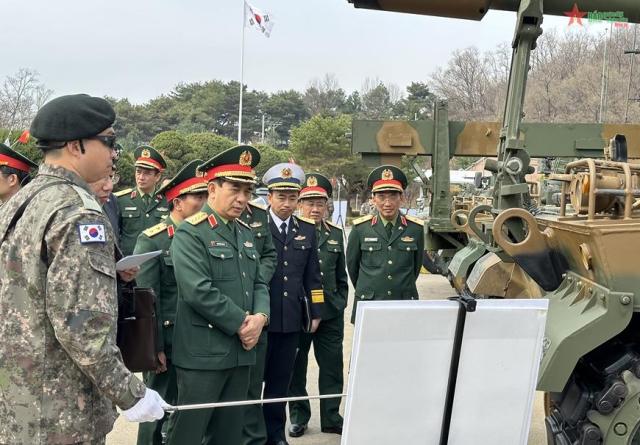 Bộ trưởng Phan Văn Giang và Đoàn nghe giới thiệu về pháo tự hành K9A1 trong biên chế của Lữ đoàn Pháo binh số 7 ẢnhQĐND điện tử