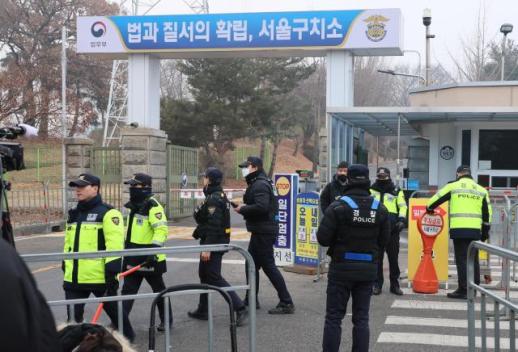 Yoon in isolated cell barred from seeing visitors as he remains uncooperative with questioning