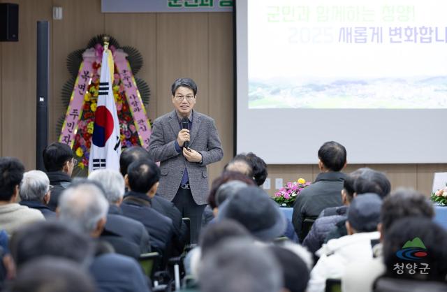 지난 15일 2025년 연두 순방 현장목면에서 김돈곤 군수가 군정 설명을 하고 있다사진청양군