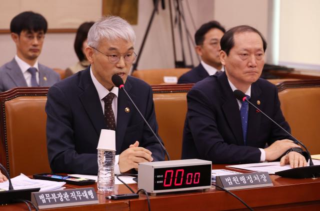 20일 윤석열 대통령 지지 시위대의 서울서부지법 청사 불법 진입 및 난동 사태와 관련한 긴급 현안질의가 열린 국회 법제사법위원회 전체회의에 출석한 천대엽 법원행정처장왼쪽이 의원 질의에 답변하고 있다 사진연합뉴스