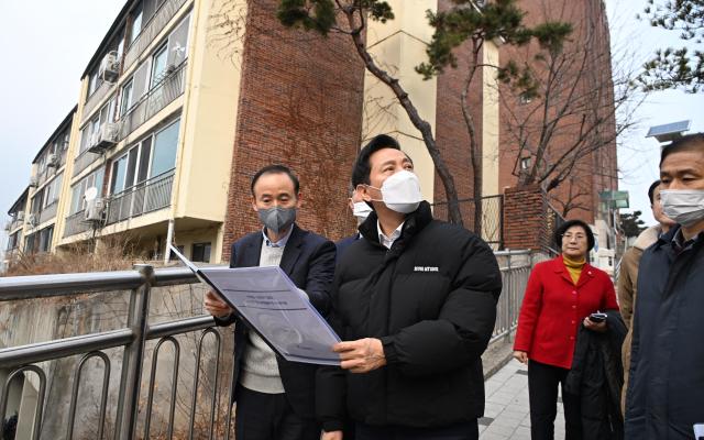 20일 규제철폐 대상지인 미아동 130번지 일대를 찾은 오세훈 서울시장이 현장을 둘러보고 있다 사진서울시