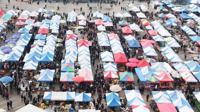 Citizens on Jan 19 crowd Moran Market in Seongnam Gyeonggi Province to buy goods ahead of the Lunar New Year Yonhap