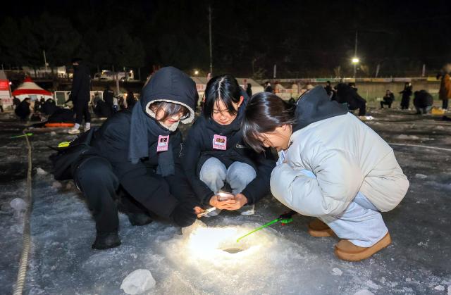 지난 19일 밤 화천산천어축제장 얼음낚시터에서 관광객들이 야간 낚시를 즐기고 있다사진화천군