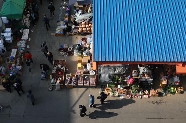 Visitors walk through Kyungdong Market AJP Han Jun-gu