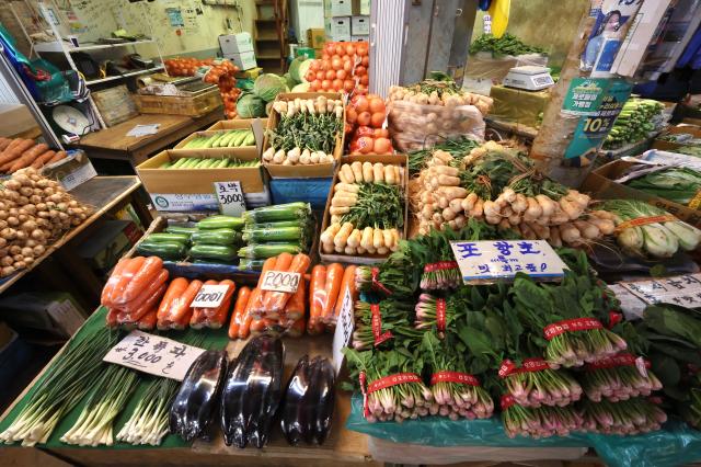 A vegetable store at Kyungdong Market AJP Han Jun-gu