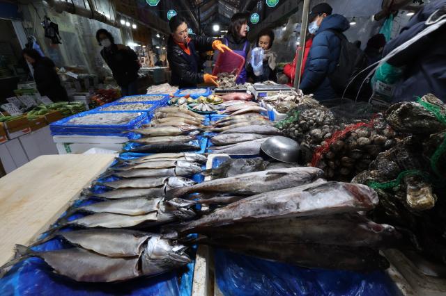 A fish store at Kyungdong Market AJP Han Jun-gu