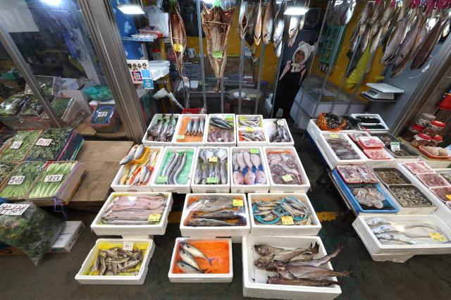 A fish store at Kyungdong Market AJP Han Jun-gu