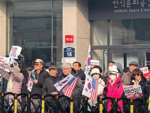 20일 헌법재판소 앞에서 윤석열 대통령 지지자들이 탄핵 반대 집회에 참가했다사진송승현 수습기자