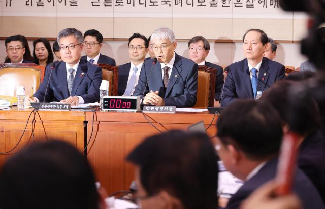  20일 윤석열 대통령 지지 시위대의 서울서부지법 청사 불법 진입 및 난동 사태와 관련한 긴급 현안질의가 열린 국회 법제사법위원회 전체회의에 출석한 천대엽 법원행정처장가운데이 의원 질의에 답변하고 있다 사진연합뉴스