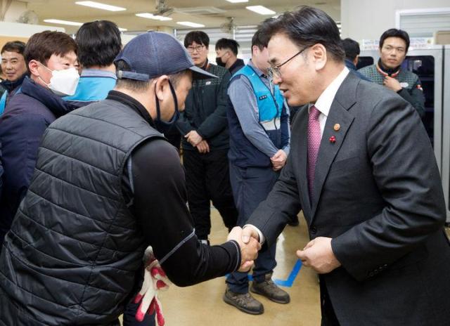 유상임 과학기술정보통신부 장관이 지난 16일 오후 경남 창원시 성산구 창원우체국을 방문해 직원들을 격려하고 있다 사진과학기술정보통신부