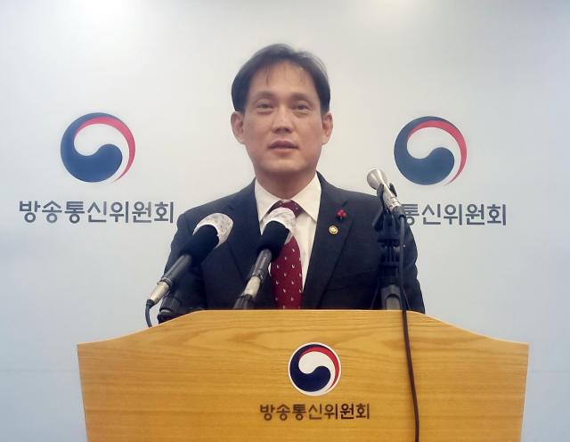 입장 발표하는 김태규 위원장 직무대행
김태규 방통위원장 직무대행이 20일 정부과천청사 내 방송통신위원회 기자실에서 TV 수신료 결합징수 관련 방송법 개정안에 대한 입장을 발표하고 있다사진연합뉴스