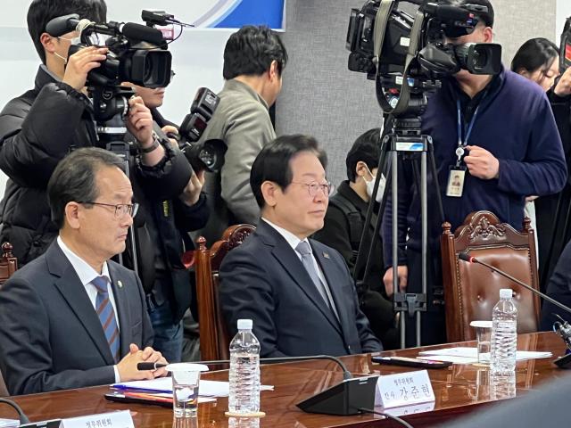 20일 오후 서울 중구 은행연합회에서 열린 민생 경제 회복을 위한 더불어민주당-은행권 현장간담회에 참석한 이재명 민주당 대표오른쪽와 강준현 국회 정무위원회 야당 간사왼쪽 사진이지환 수습기자