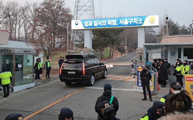 서울구치소 들어가는 윤 대통령 경호차량 사진연합뉴스