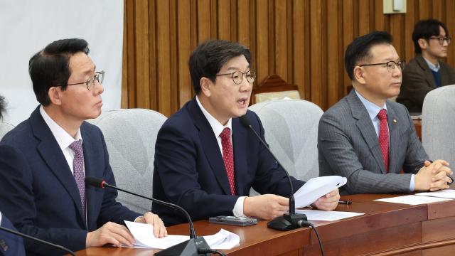 권성동 국민의힘 원내대표가운데가 21일 국회에서 열린 원내대책회의에서 발언하고 있다 사진연합뉴스