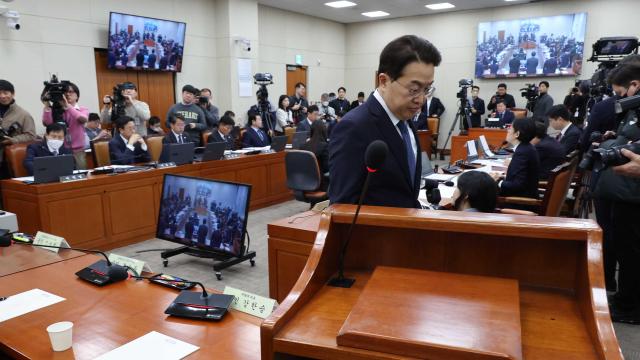 강한승 쿠팡 대표가 21일 서울 여의도 국회 환경노동위원회에서 열린 쿠팡 택배노동자 심야노동 등 근로조건 개선 청문회에서 더불어민주당 소속 안호영 위원장에게 선서문을 제출한 뒤 자리로 향하고 있다 사진연합뉴스