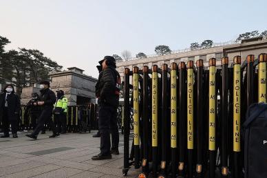 [속보] 윤 대통령, 탄핵심판 출석 위해 헌재 도착