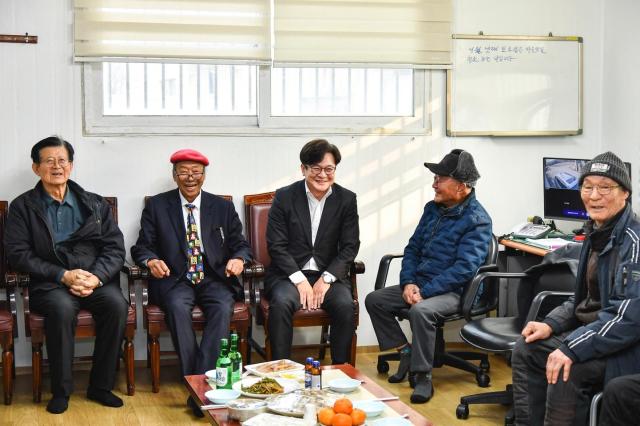 고양2리 경로당을 찾은 김병수 시장이 어르신들께 큰 절을 올리며 소통하고 있다 사진김포시