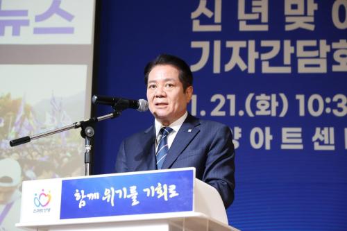 최대호 시장이 2025 안양시 신년 기자간담회에서 인사말을 하고 있다사진안양시