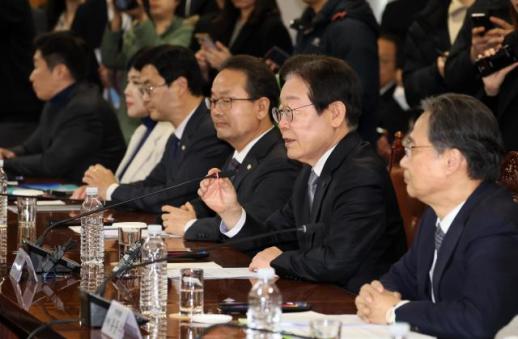 Lee Jae-myung meets bank CEOs, calls for increased support for small businesses