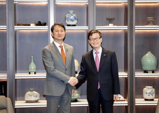 윤진식왼쪽 한국무역협회 회장과 안덕근 산업통상자원부 장관이 악수하고 있다 사진무협