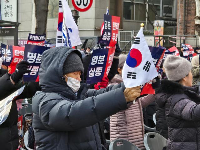 윤석열 대통령이 출석하는 21일 헌법재판소 탄핵심판 3차 변론기일에 윤 대통령 지지자들이 안국역 5번 출구에서 집회를 하고 있다 사진남가언 기자