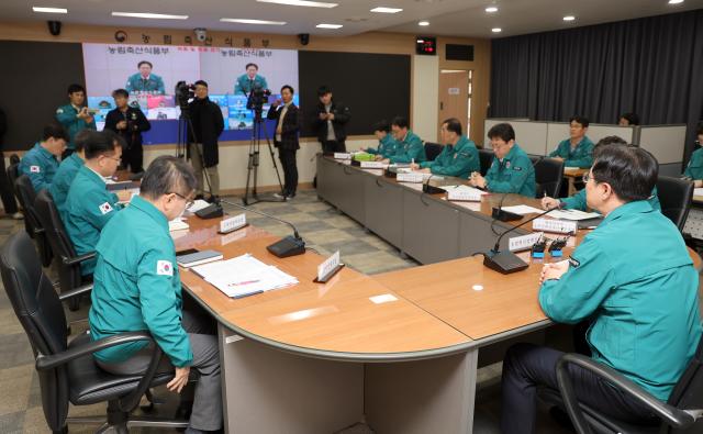 강형석 농림축산식품부 농업혁신정책실장이 21일 오후 정부세종청사 농식품부 재난상황실에서 아프리카돼지열병 중앙사고수습본부 회의를 주재하고 있다사진연합뉴스