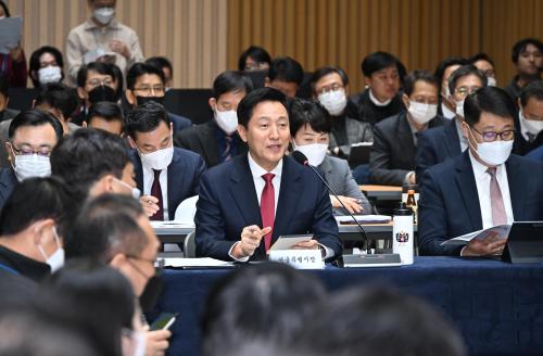 14일 규제 풀어 민생 살리기 대토론회에 참석한 오세훈 서울시장이 시민의 의견에 답변을 하고 있다 사진서울시