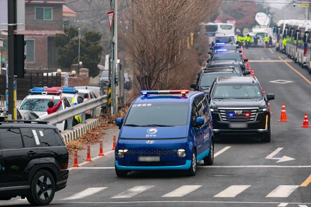 President Yoon in a vehicle heads to the impeachment trial at the Constitutional Court departing from the Seoul Detention Center in Uiwang Gyeonggi Province on Tuesday Yonhap