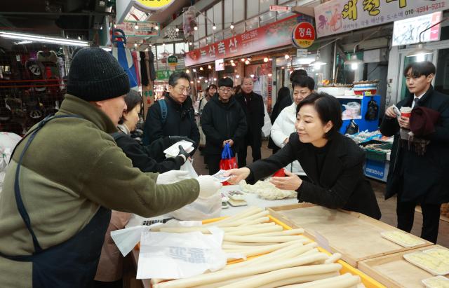 오영주 중소벤처기업부 장관이 20일 대전 태평전통시장을 방문해 온누리 상품권으로 장을 보며 상인들을 격려하고 있다 사진중소벤처기업부

