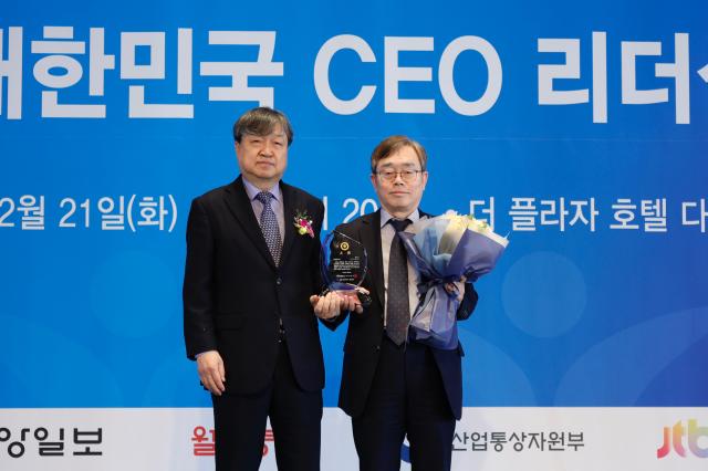 대한민국 CEO 리더십 혁신경영 부문 대상 조승문 화성 제2부시장 대리수상 모습 사진화성시