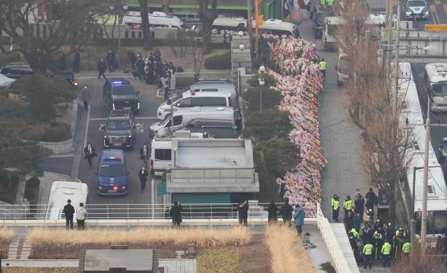 윤석열 대통령이 21일 오후 서울 종로구 헌법재판소에서 탄핵심판 3차 변론을 마친 뒤 서울구치소로 향하고 있다 2025121 사진연합뉴스