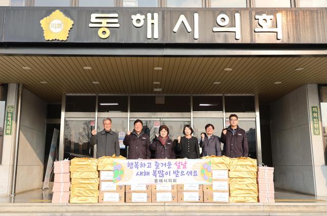 동해시의회에서 설 명절을 맞아 사회복지시설에 위문품을 전달하고 있다 사진동해시의회