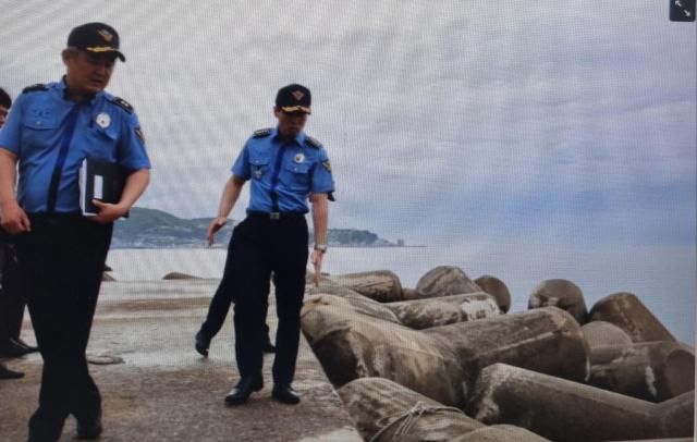 김환경 동해해양경찰서장이 동해시 천곡항 방파제 위험구역을 점검하고 있다사진동해해양경찰서