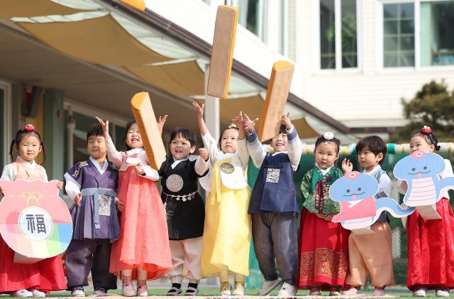 Kindergarten children in Daegu learn yutnori a traditional folk game on the Thursday Yonhap